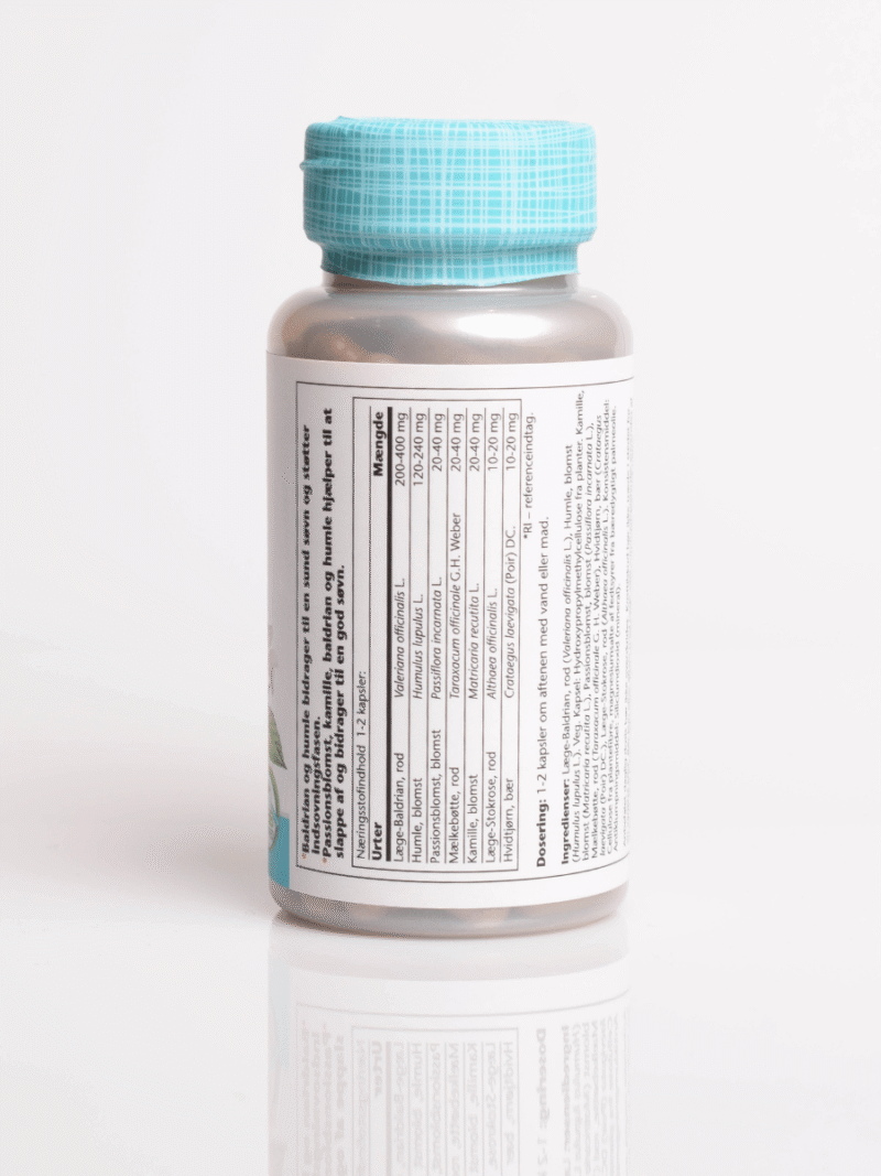 Flasche mit Nahrungsergänzungsmittel, türkis gemustertem Deckel und gut lesbarer Zutatenangabe, gespiegelt auf weißem Hintergrund
