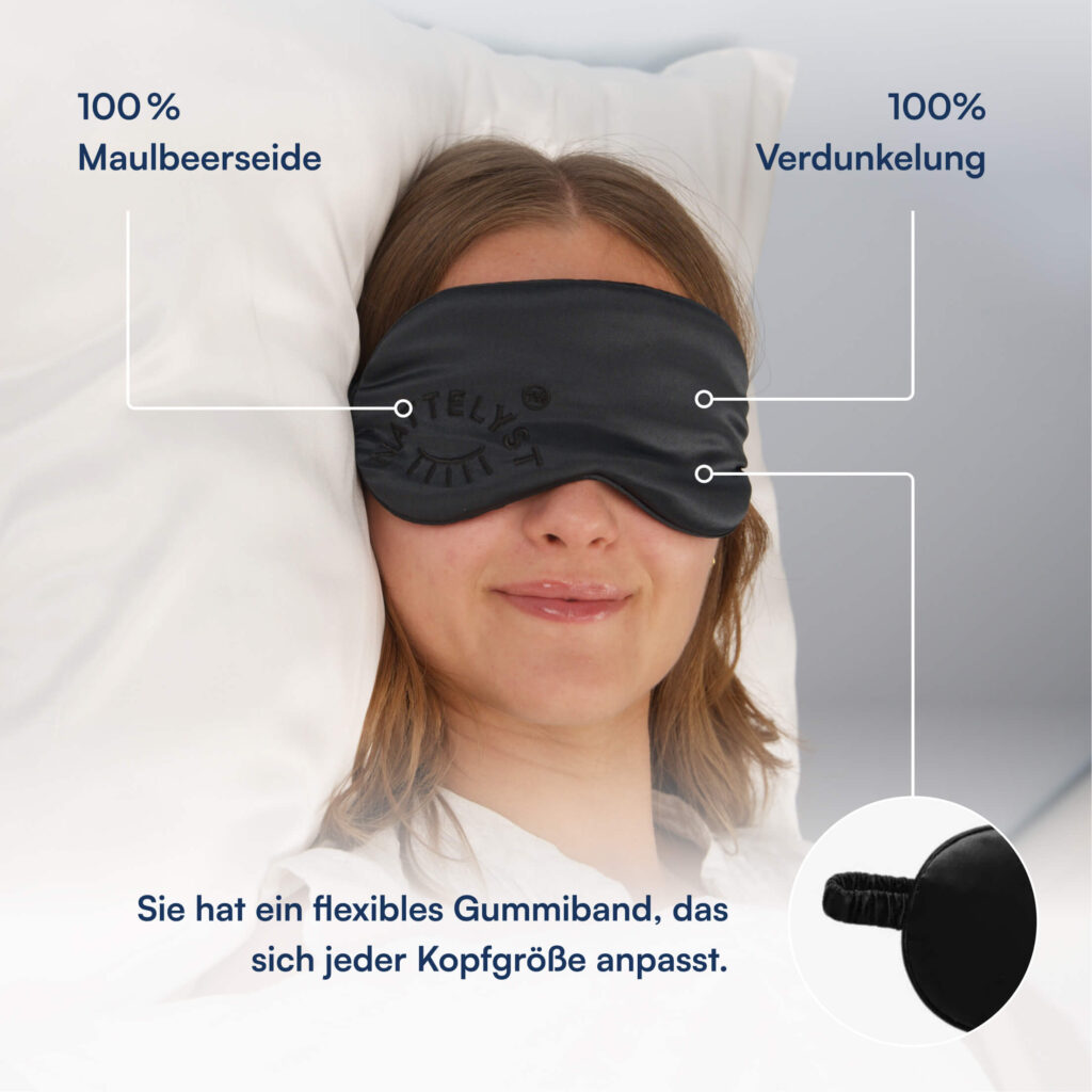 Frau entspannt auf weißem Kissen mit schwarzer Seidenschlafmaske, Hinweis: 100% Maulbeerseide und Verdunkelung