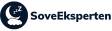 SoveEksperten Logo mit dunkelblauem Schriftzug, weißem Mond mit Zzz und kleiner weißer Wolke