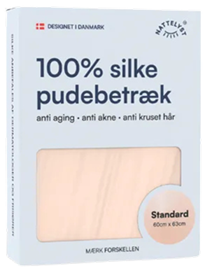 Weiße Verpackung mit Seidenkissenbezug aus 100 % Seide in Beige, Standardmaß 60x63 cm, Design aus Dänemark