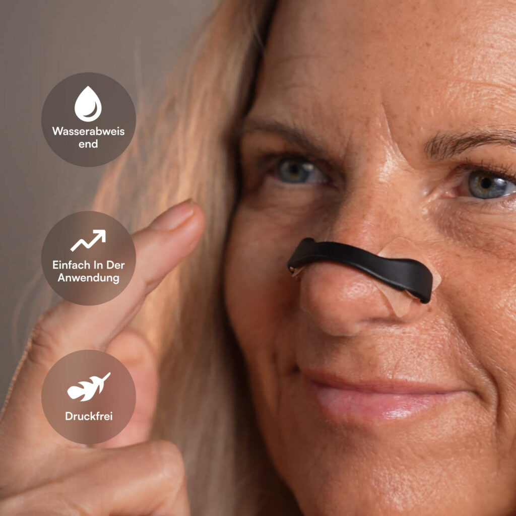 Nahaufnahme einer reifen Frau mit schwarzer Nasenklammer, links runde Icons mit kurzen Produktinfos