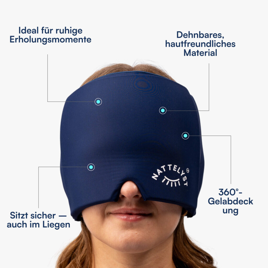 Person trägt blaue, dehnbare Migränemaske, die Augen und Stirn bedeckt, mit Nasenöffnung und Logo