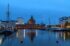 Abendlicher Hafen von Helsinki mit beleuchteter Uspenski-Kathedrale, Booten und Lichterreflexionen