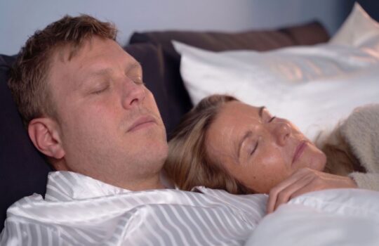 Nahaufnahme eines schlafenden Paares im Bett, entspannt mit geschlossenen Augen