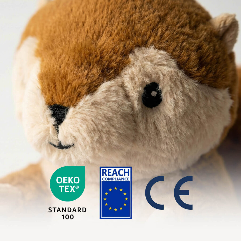 Nahaufnahme eines braun-beigen Plüschotters mit ÖKO-TEX, REACH-Compliance und CE-Kennzeichen
