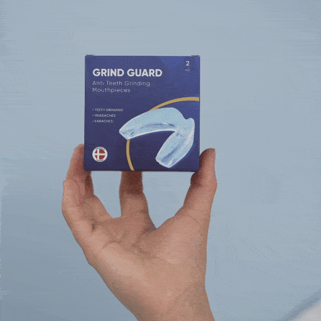 Hand hält blaue Packung Grind Guard mit Mundschiene gegen Zähneknirschen (2 Stück)