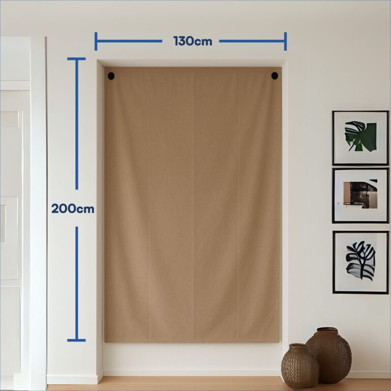 Beiges Verdunkelungsrollo in Wandnische, Maße 130 cm × 200 cm, Wandbilder und Körbe daneben