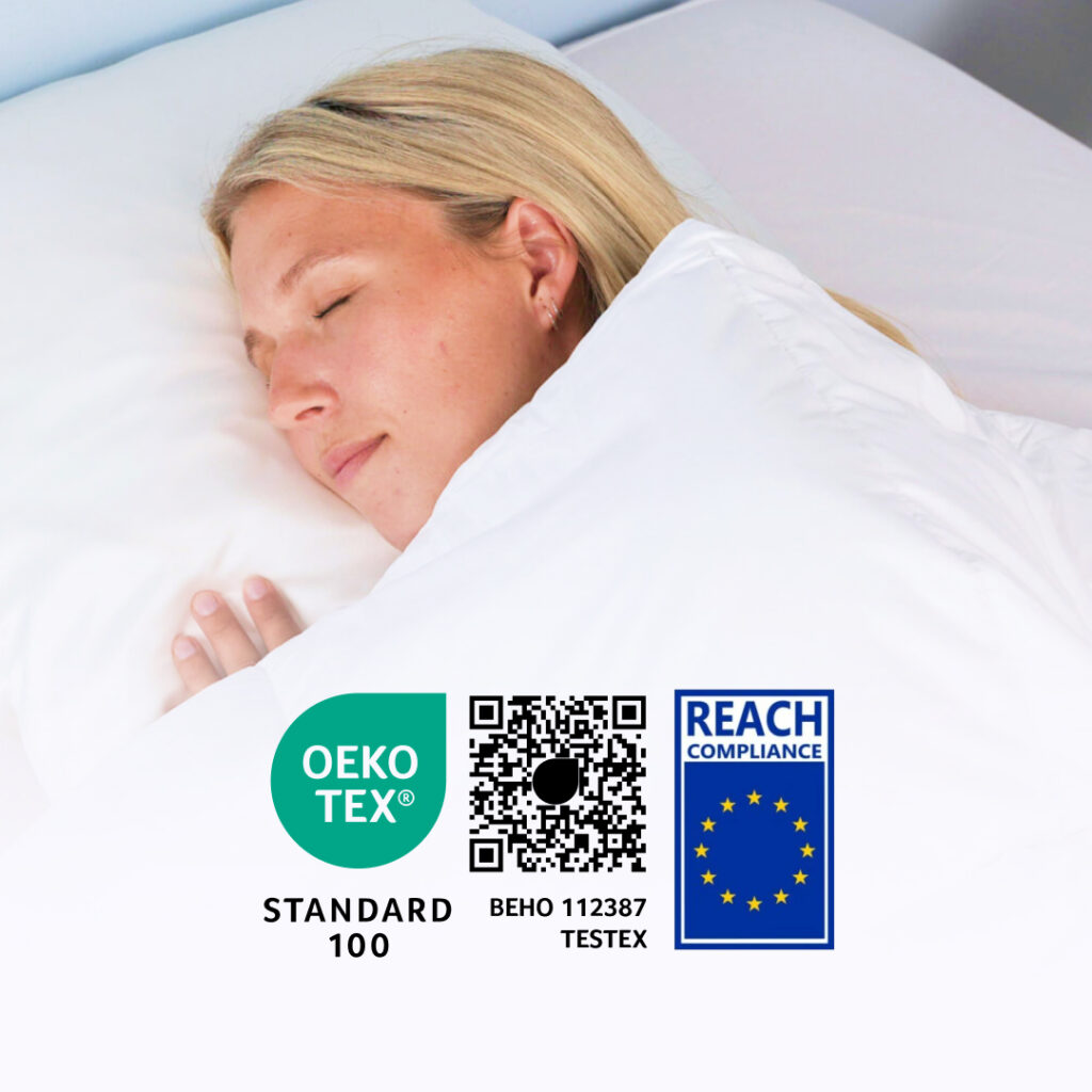 Schlafende Frau unter weißer Decke mit OEKO-TEX- und REACH-Logos sowie QR-Code