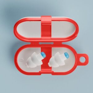 Rotes Etui offen mit weißen Schwimm-Ohrstöpseln mit blauen Spitzen auf hellblauem Hintergrund